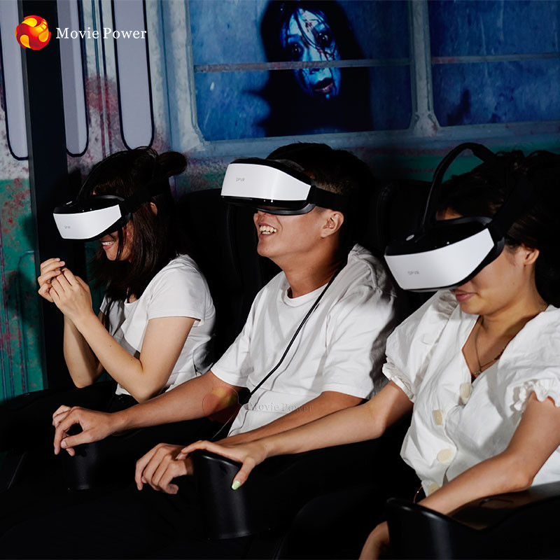 Дети паркуют место имитатора оборудования VR игровой комнаты динамическое участвуя в гонке